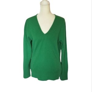 Apt 9 kelly green 100% cashmere sweater with ruched v neck
